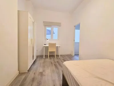 Küche; küchengeräte, holzboden, tageslicht, moderner stil