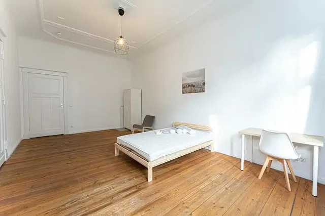 Salon; podłoga drewniana, światło dzienne, styl nowoczesny