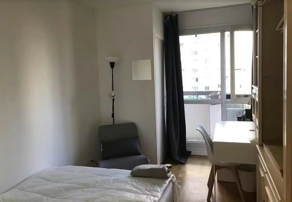 Кухиња; кухињски апарати, дрвени под, природно светло, модерни стил