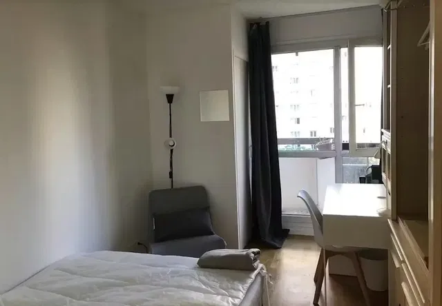 Кухиња; кухињски апарати, дрвени под, природно светло, модерни стил