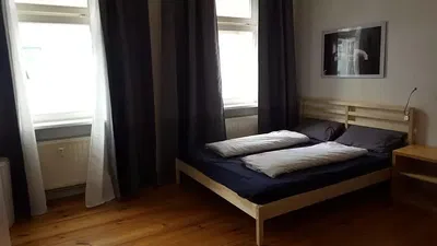 Kuchyňa; kuchynské spotrebiče, drevená podlaha, prirodzené svetlo, moderný štýl