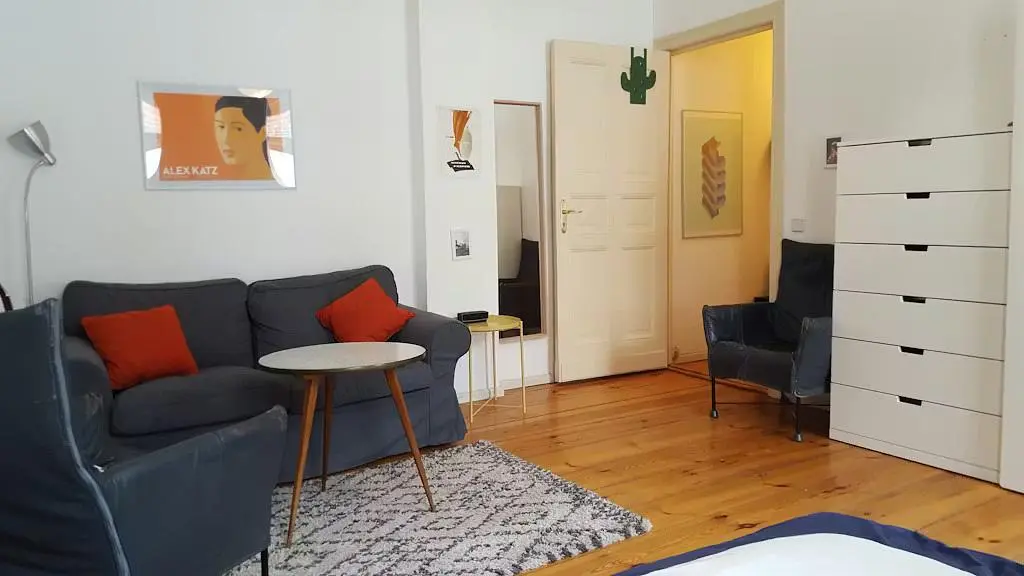 Kuchyňa; kuchynské spotrebiče, drevená podlaha, prirodzené svetlo, moderný štýl