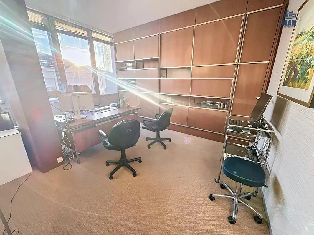 مطبخ; أجهزة المطبخ, أرضية خشبية, ضوء طبيعي, أسلوب عصري