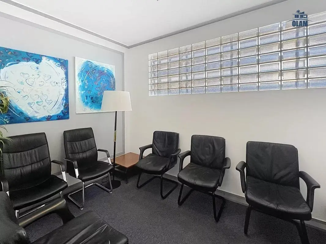 مطبخ; أجهزة المطبخ, أرضية خشبية, ضوء طبيعي, أسلوب عصري