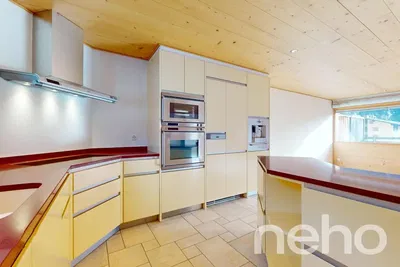 Sala de estar; chão de madeira, luz natural, estilo moderno