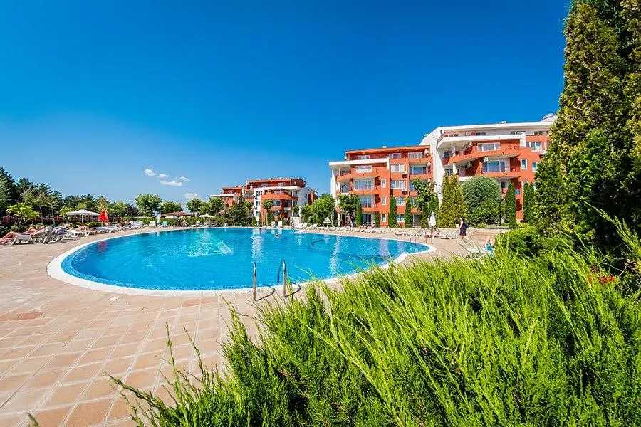 Obývačka; drevená podlaha, prirodzené svetlo, moderný štýl