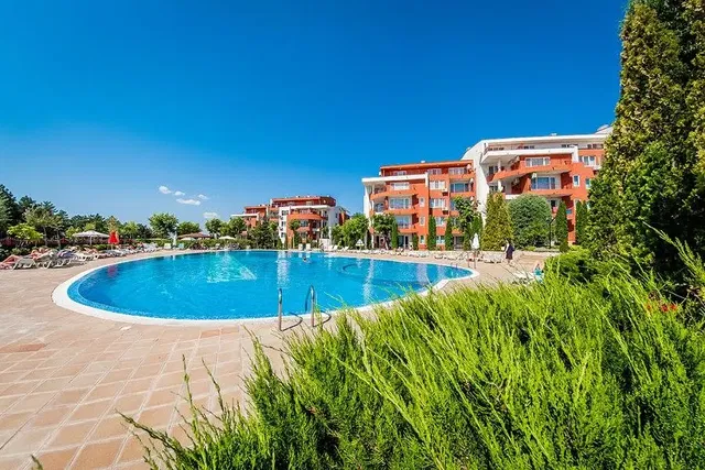 Obývačka; drevená podlaha, prirodzené svetlo, moderný štýl