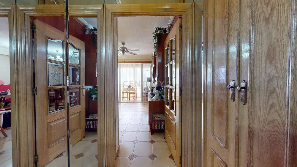 Küche; küchengeräte, holzboden, tageslicht, moderner stil