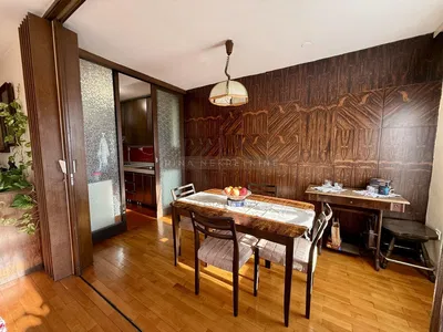 Dnevni boravak; drveni pod, prirodna svjetlost, moderan stil