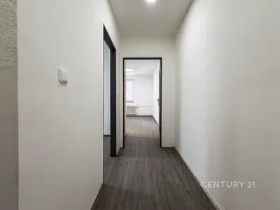 Oturma odası; ahşap zemin, doğal ışık, modern stil