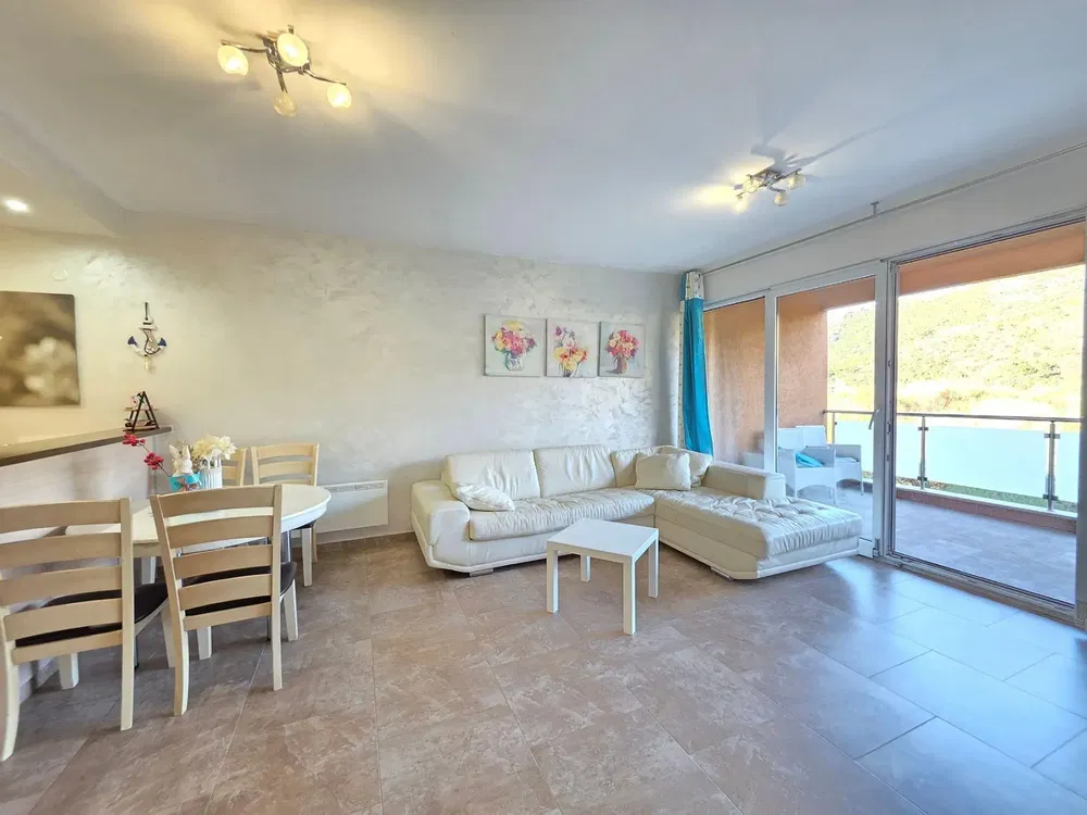 Кухиња; кухињски апарати, дрвени под, природно светло, модерни стил