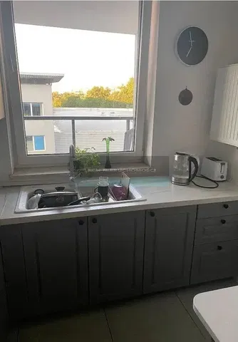 Кухиња; кухињски апарати, плочице, природно светло, модерни стил