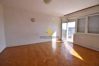 Kuhinja; kućanski aparati, drveni pod, prirodna svjetlost, moderan stil