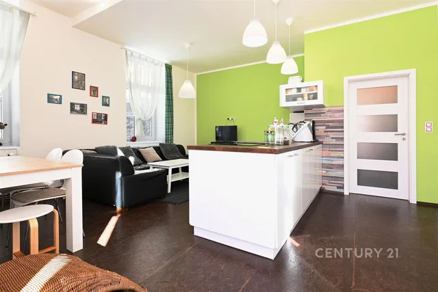 Cuisine; électroménager, parquet, lumière naturelle, style moderne