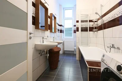 Mutfak; mutfak aletleri, ahşap zemin, doğal ışık, modern stil