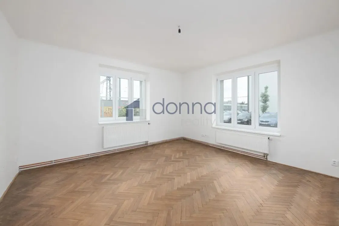 Кухня; кухненски уреди, дървен под, естествена светлина, модерен стил