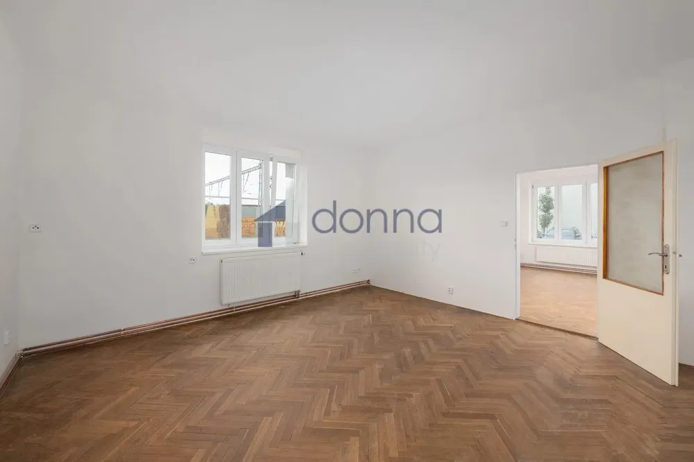 Хол; дървен под, естествена светлина, модерен стил, високи тавани