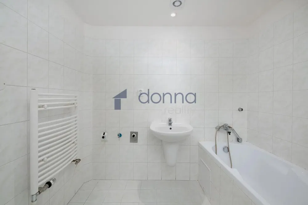 Кухня; кухненски уреди, дървен под, естествена светлина, модерен стил