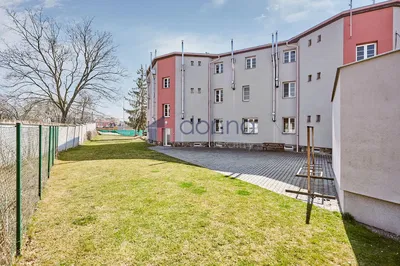 Хол; дървен под, естествена светлина, модерен стил, високи тавани