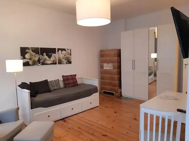 Küche; küchengeräte, holzboden, tageslicht, moderner stil