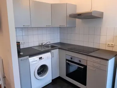 Кухня; кухненски уреди, дървен под, естествена светлина, модерен стил