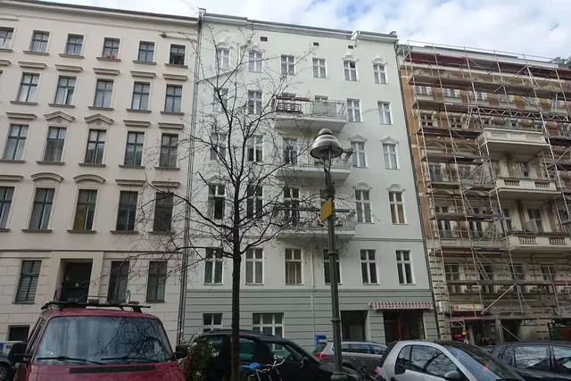Kuchyně; kuchyňské spotřebiče, dřevěná podlaha, přirozené světlo, moderní styl