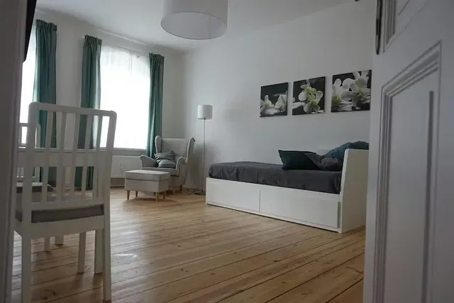 Kuchnia; sprzęt kuchenny, podłoga drewniana, światło dzienne, styl nowoczesny