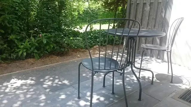 Kuchnia; sprzęt kuchenny, podłoga drewniana, światło dzienne, styl nowoczesny