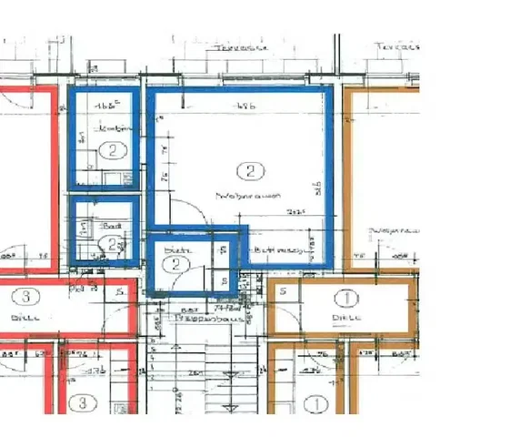 Kuchyně; kuchyňské spotřebiče, dřevěná podlaha, přirozené světlo, moderní styl