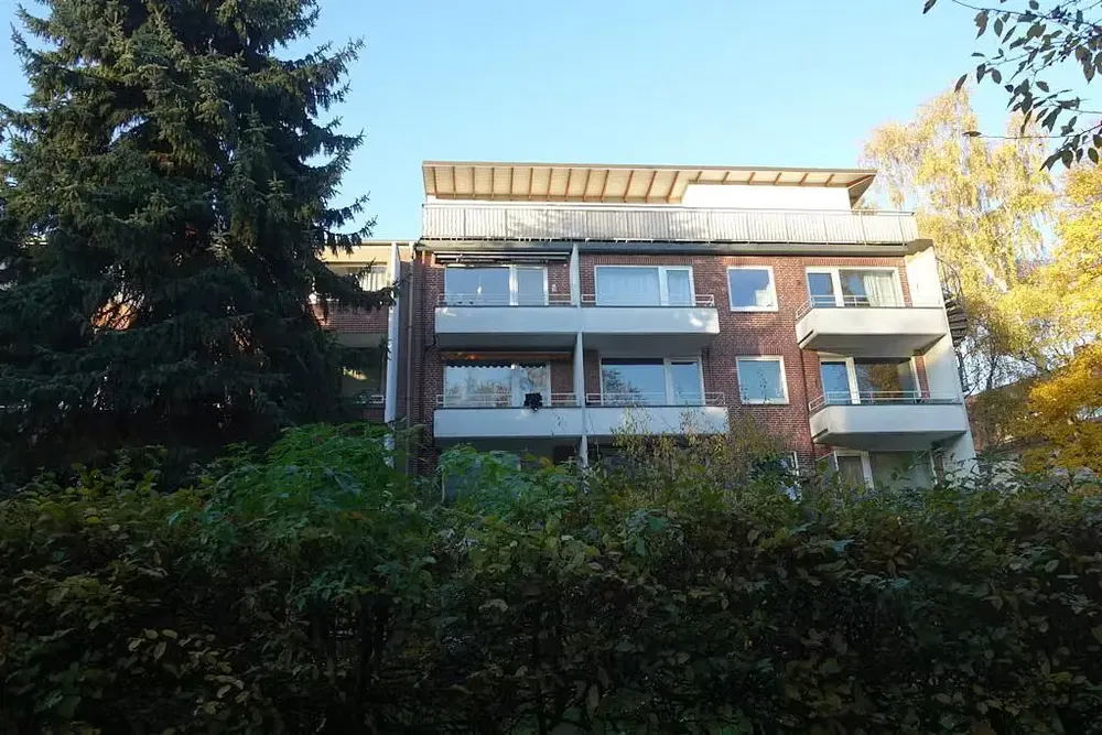 Κουζίνα; συσκευές κουζίνας, ξύλινο πάτωμα, φυσικό φως, μοντέρνο στυλ