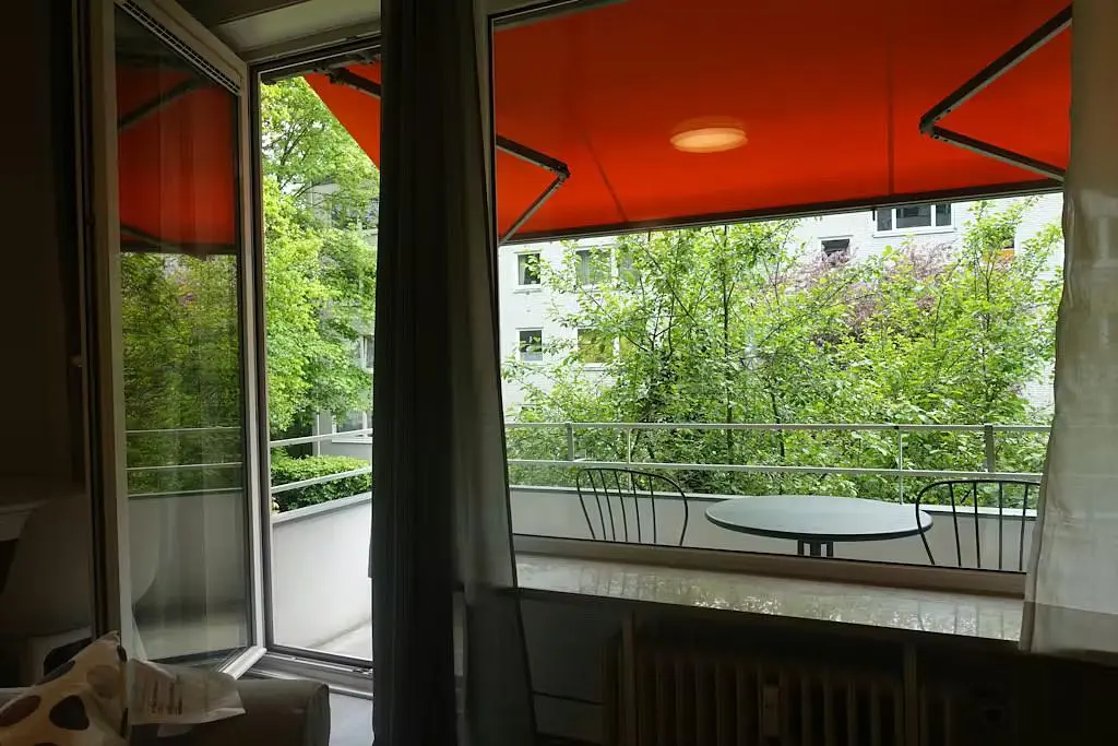 Κουζίνα; συσκευές κουζίνας, ξύλινο πάτωμα, φυσικό φως, μοντέρνο στυλ