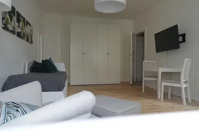 Κουζίνα; συσκευές κουζίνας, ξύλινο πάτωμα, φυσικό φως, μοντέρνο στυλ