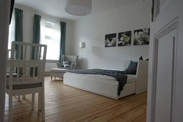 Kuchyně; kuchyňské spotřebiče, dřevěná podlaha, přirozené světlo, moderní styl