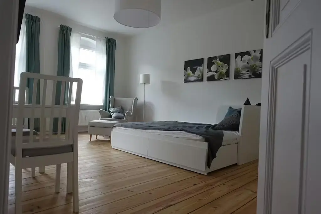 Κουζίνα; συσκευές κουζίνας, ξύλινο πάτωμα, φυσικό φως, μοντέρνο στυλ