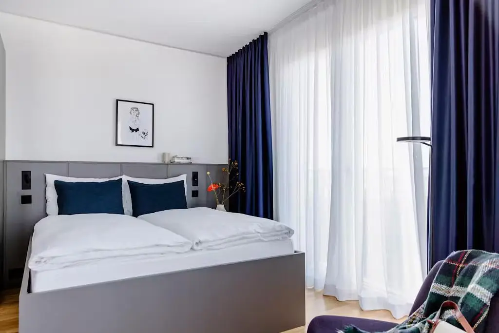 Küche; küchengeräte, holzboden, tageslicht, moderner stil