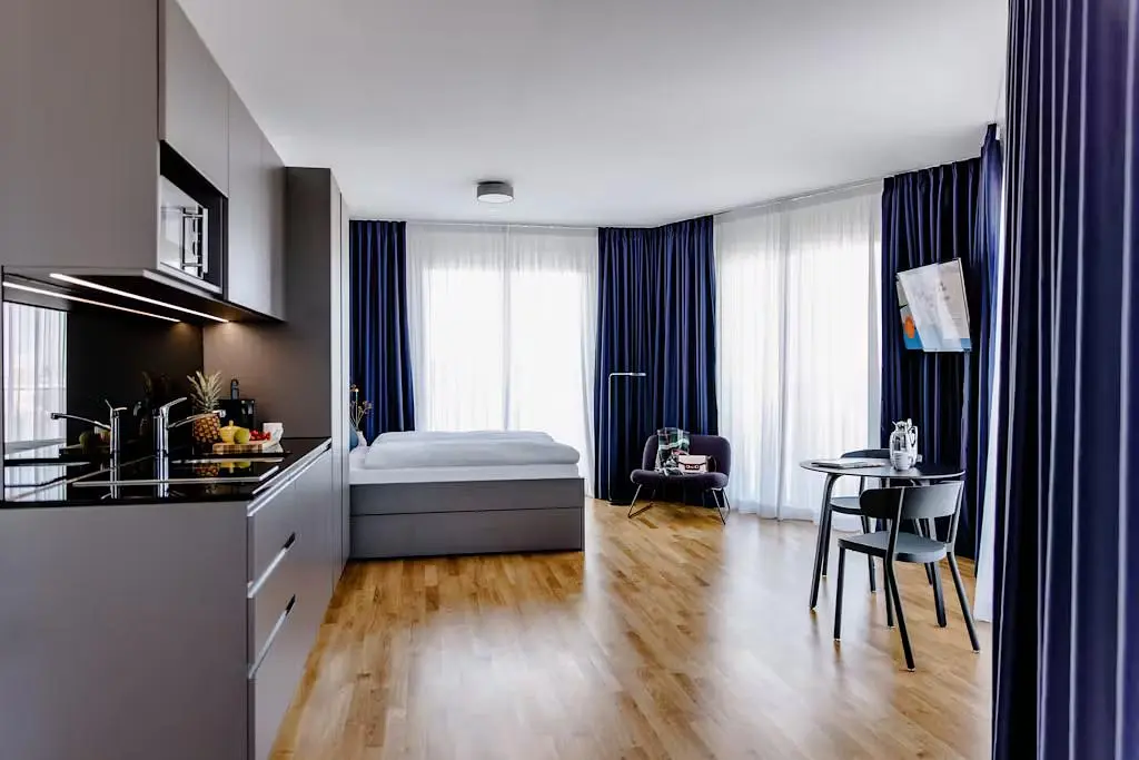 Kuhinja; kuhinjski aparati, drveni pod, prirodno svjetlo, moderni stil