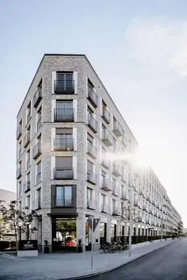 Wohnzimmer; holzboden, tageslicht, moderner stil