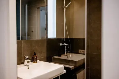 Κουζίνα; συσκευές κουζίνας, ξύλινο πάτωμα, φυσικό φως, μοντέρνο στυλ