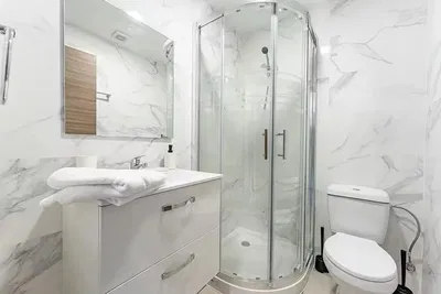 Küche; küchengeräte, holzboden, tageslicht, moderner stil