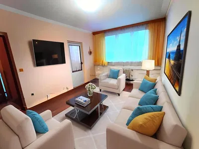 Wohnzimmer; holzboden, tageslicht, moderner stil
