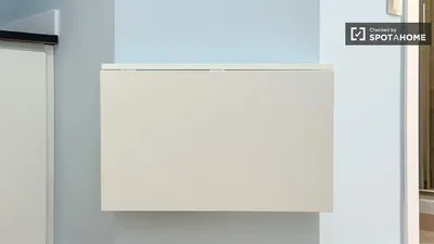 Κουζίνα; συσκευές κουζίνας, ξύλινο πάτωμα, φυσικό φως, μοντέρνο στυλ