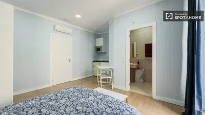 Κουζίνα; συσκευές κουζίνας, ξύλινο πάτωμα, φυσικό φως, μοντέρνο στυλ