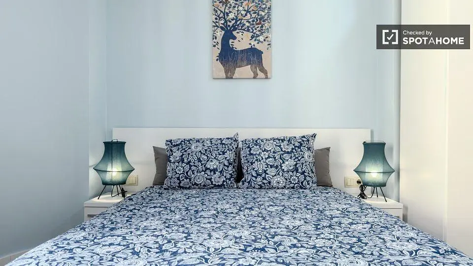 Κουζίνα; συσκευές κουζίνας, ξύλινο πάτωμα, φυσικό φως, μοντέρνο στυλ