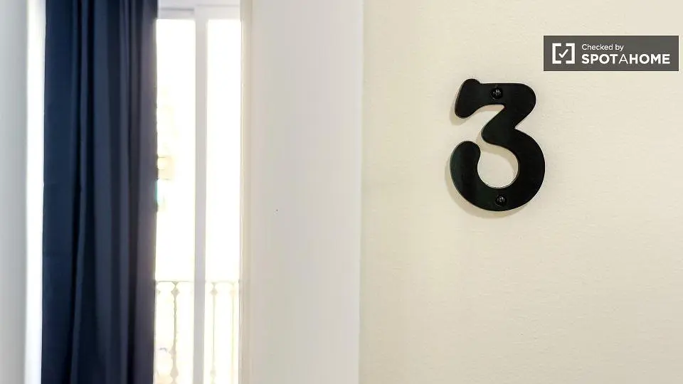 Obývací pokoj; dřevěná podlaha, přirozené světlo, moderní styl