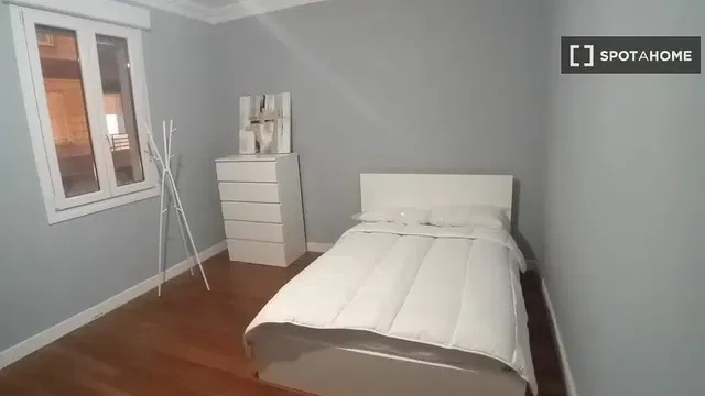 Kuchnia; sprzęt kuchenny, podłoga z płytek, światło dzienne, styl nowoczesny