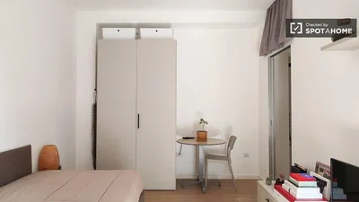 Cucina; elettrodomestici, pavimento in legno, luce naturale, stile moderno
