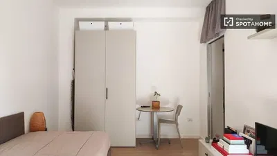 Kuchyně; kuchyňské spotřebiče, dřevěná podlaha, přirozené světlo, moderní styl