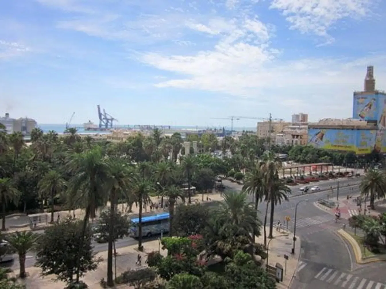 Σαλόνι; ξύλινο πάτωμα, φυσικό φως, μοντέρνο στυλ