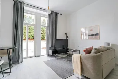 Küche; küchengeräte, holzboden, tageslicht, moderner stil