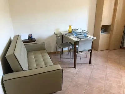 Kuchyňa; kuchynské spotrebiče, drevená podlaha, prirodzené svetlo, moderný štýl